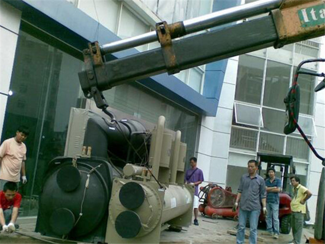 饶平县随车吊和汽车吊的核心区别是什么？哪种更省钱？